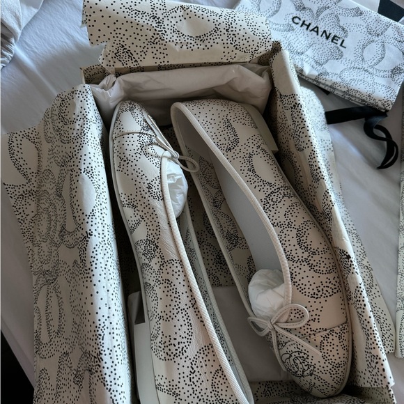 Brand new in box Chanel camellia ballerina flats size 40.5 - Picture 5 of 6